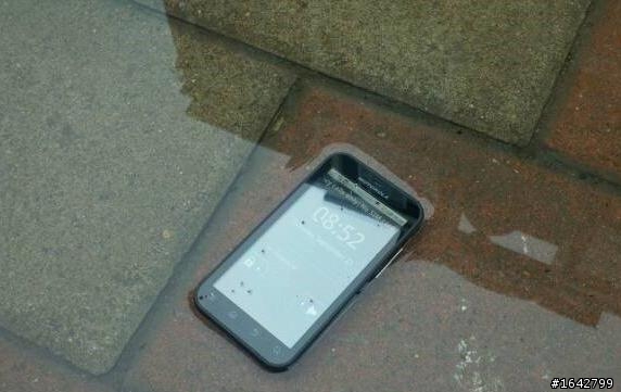 連熱水澡都洗了.MOTO Defy不可思議測試