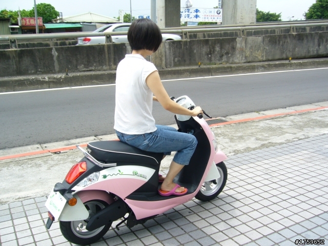 女王也心動的電動--中華的電動機車