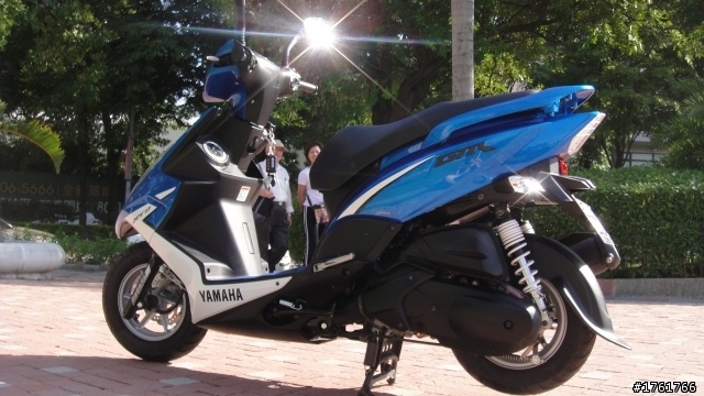「開箱」With YAMAHA 藍白GTR aero, 整個城市就是我的賽車場!