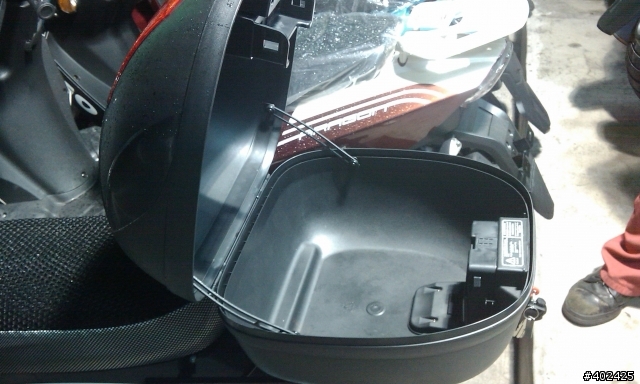 e-moving 的專用行李廂配備(跟機車店老闆借拍)--更新