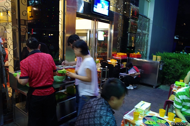 超越台灣的服務品質~海底撈火鍋