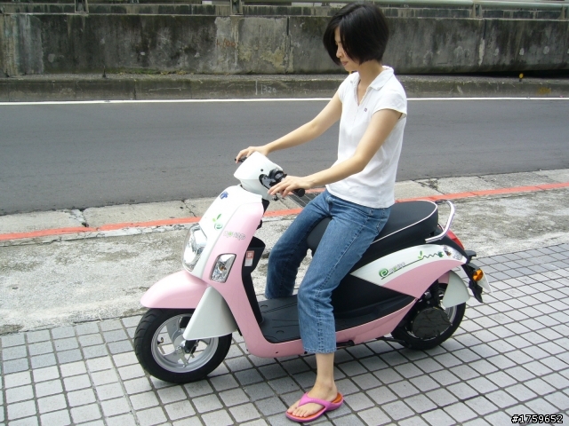 女王也心動的電動--中華的電動機車
