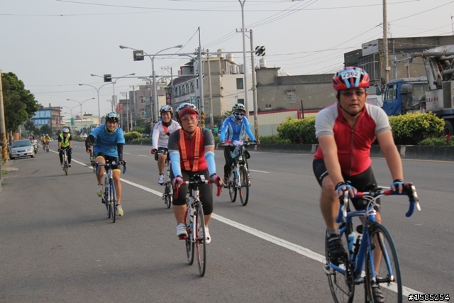 西濱200、400K照片分享(922張)。新竹市南寮-香山段,南下76k處(台電港南變電所前)。