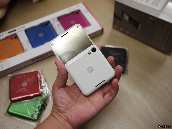 MOTOROLA FLIPOUT MB511 不專業開箱感想文 (跟XT701疊疊樂)