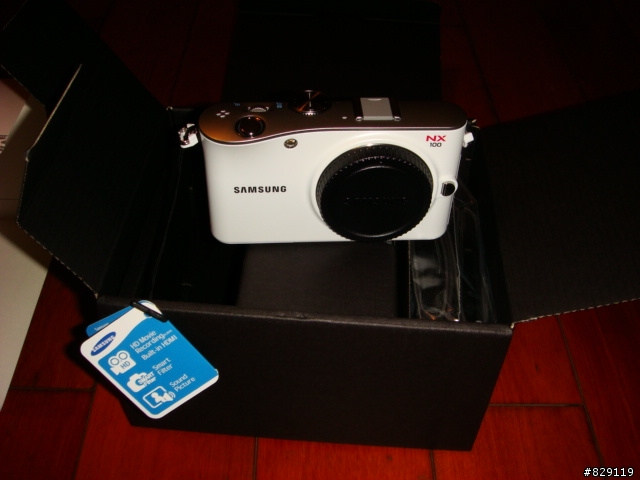 應該是台灣公司貨首發"Samsung NX100"衝很大開箱文之老婆大人我真的是為了你喔!