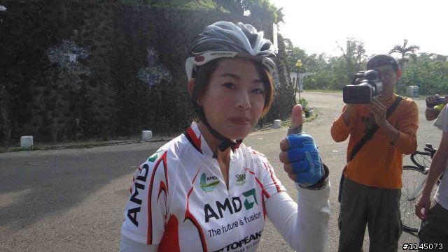 陪魏小猴騎車啃冰棒﹑吃豆花去!