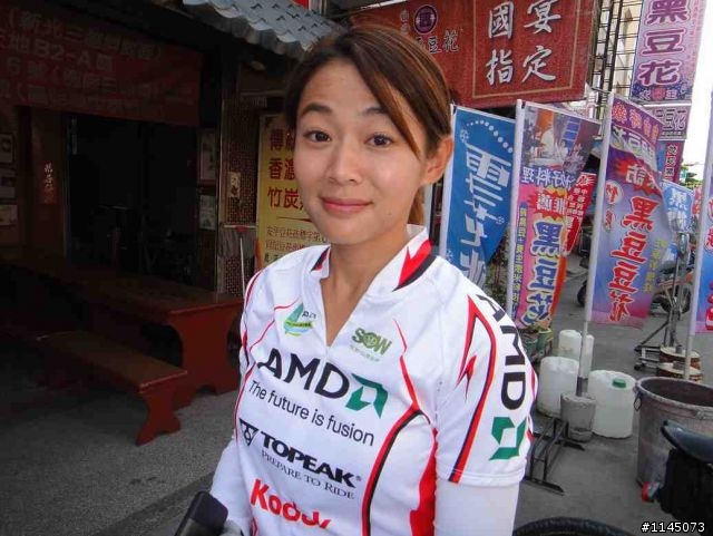陪魏小猴騎車啃冰棒﹑吃豆花去!