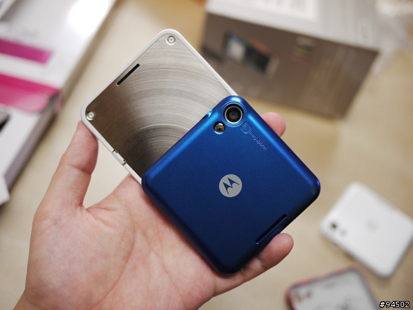 MOTOROLA FLIPOUT MB511 不專業開箱感想文 (跟XT701疊疊樂)