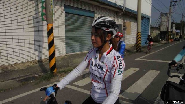 陪魏小猴騎車啃冰棒﹑吃豆花去!
