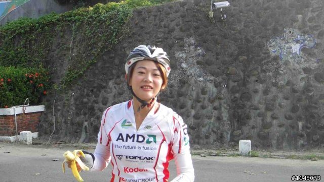 陪魏小猴騎車啃冰棒﹑吃豆花去!