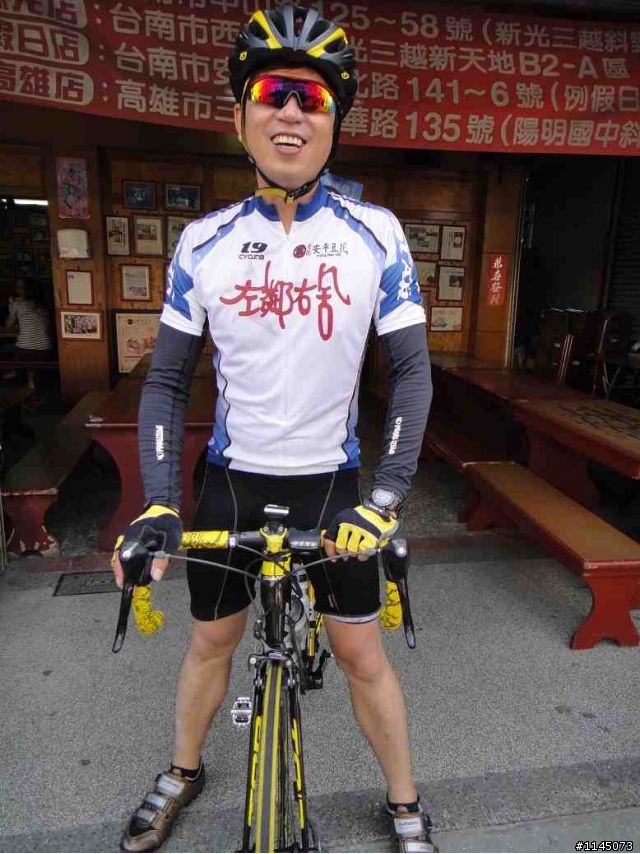 陪魏小猴騎車啃冰棒﹑吃豆花去!