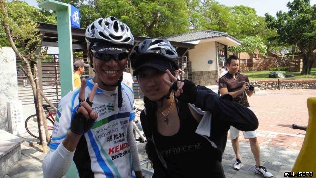 陪魏小猴騎車啃冰棒﹑吃豆花去!
