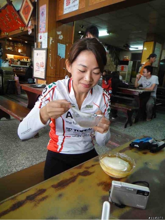 陪魏小猴騎車啃冰棒﹑吃豆花去!