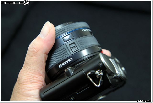 輕便的街頭捕手-SAMSUNG NX100