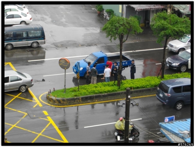 真衰~在回家的路口被自以為是的白目轉彎車輪胎碰撞到! (啊~我家路口是迴轉道?)