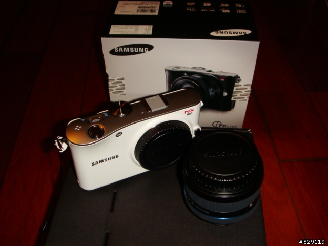 應該是台灣公司貨首發"Samsung NX100"衝很大開箱文之老婆大人我真的是為了你喔!
