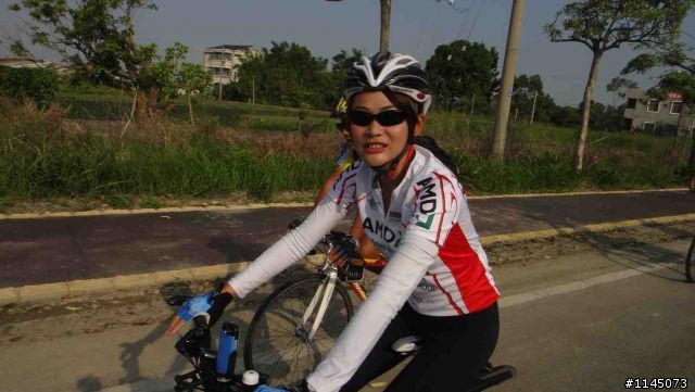 陪魏小猴騎車啃冰棒﹑吃豆花去!