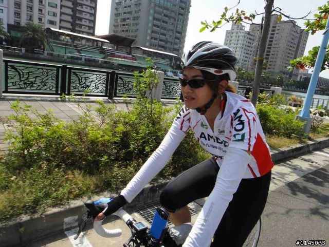 陪魏小猴騎車啃冰棒﹑吃豆花去!