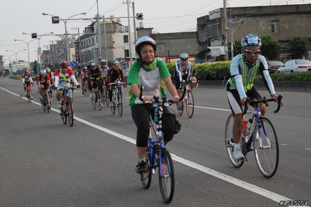 西濱200、400K照片分享(922張)。新竹市南寮-香山段,南下76k處(台電港南變電所前)。