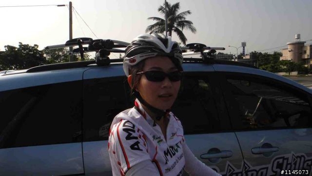 陪魏小猴騎車啃冰棒﹑吃豆花去!