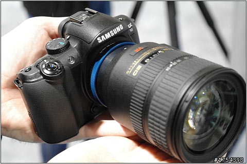 輕便的街頭捕手-SAMSUNG NX100