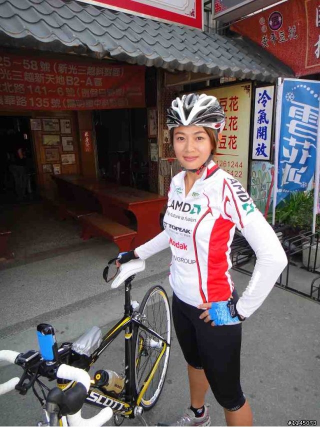 陪魏小猴騎車啃冰棒﹑吃豆花去!