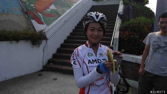 陪魏小猴騎車啃冰棒﹑吃豆花去!
