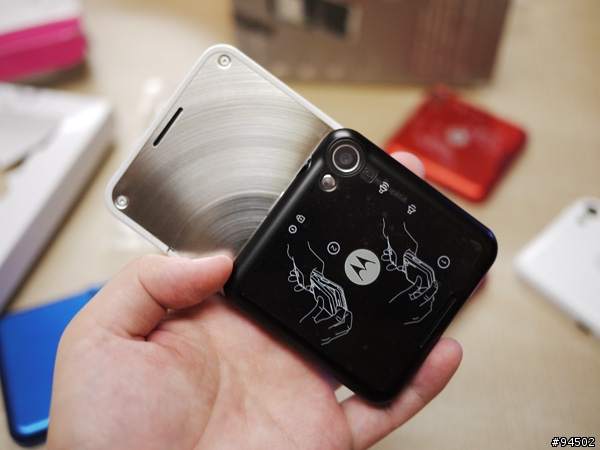 MOTOROLA FLIPOUT MB511 不專業開箱感想文 (跟XT701疊疊樂)