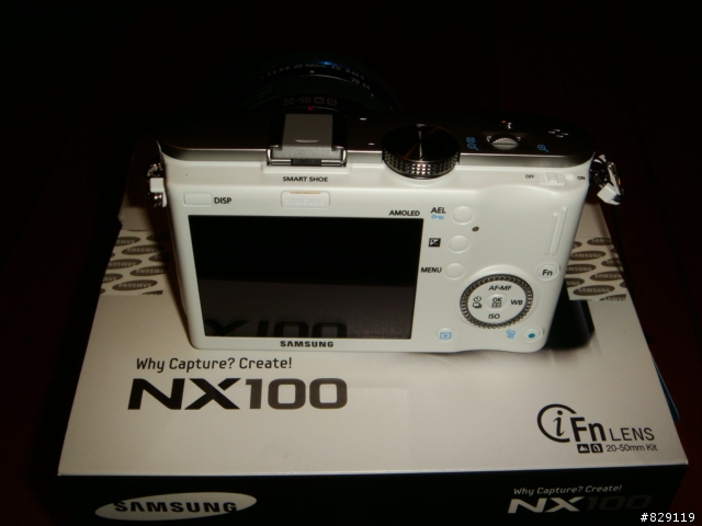 應該是台灣公司貨首發"Samsung NX100"衝很大開箱文之老婆大人我真的是為了你喔!