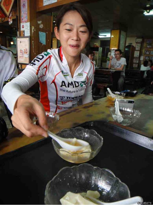 陪魏小猴騎車啃冰棒﹑吃豆花去!
