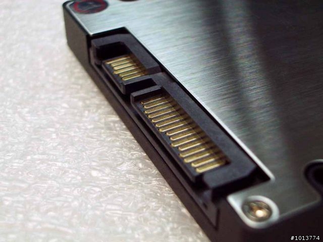 SANDFORCE 1222晶片組 搭配AMD 系統與 RAID 0 速度測試