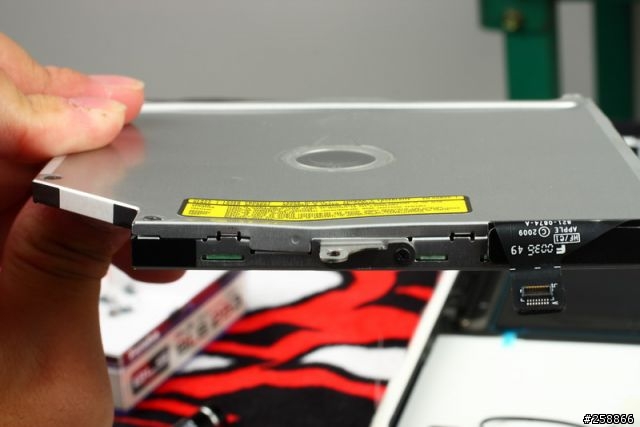 MacBook大拆解!光碟機、鍵盤自己換!