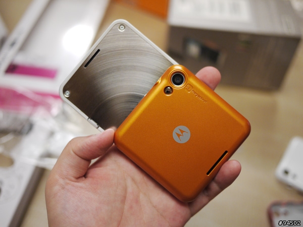 MOTOROLA FLIPOUT MB511 不專業開箱感想文 (跟XT701疊疊樂)