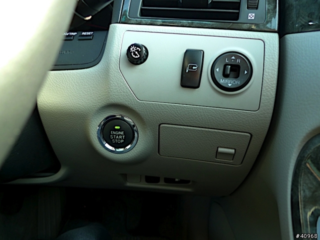 Toyota Crown Majesty Saloon 小開箱 (舊款)