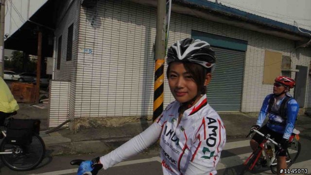 陪魏小猴騎車啃冰棒﹑吃豆花去!