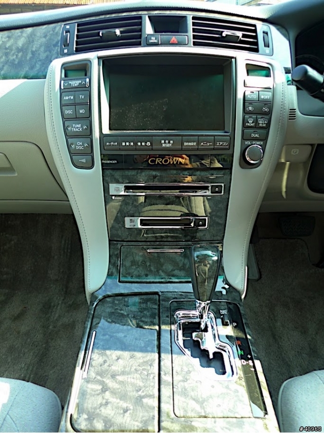 Toyota Crown Majesty Saloon 小開箱 (舊款)