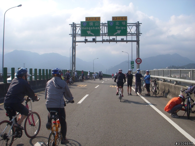 挑戰台68號快速道路,新竹縣99年單車成人禮『鐵馬雙輪舞、志學青春築』