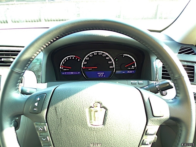 Toyota Crown Majesty Saloon 小開箱 (舊款)