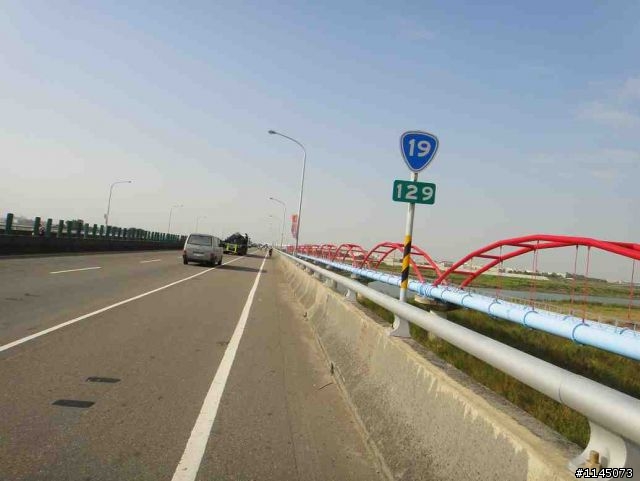 陪魏小猴騎車啃冰棒﹑吃豆花去!