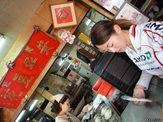 陪魏小猴騎車啃冰棒﹑吃豆花去!