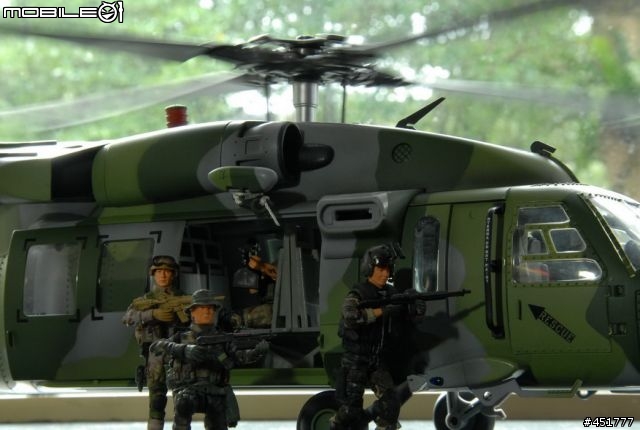 1/18 黑鷹直昇機+ OH-58D KIOWA (圖多,小心)