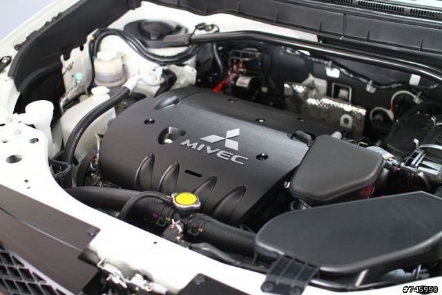 【開箱】白色All New Outlander 2010小改款 (尊貴型4WD)