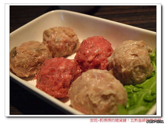 五熟釜鍋物概念鍋~麻辣火鍋.單點.(就是開幕當天,服務人員穿肚兜)