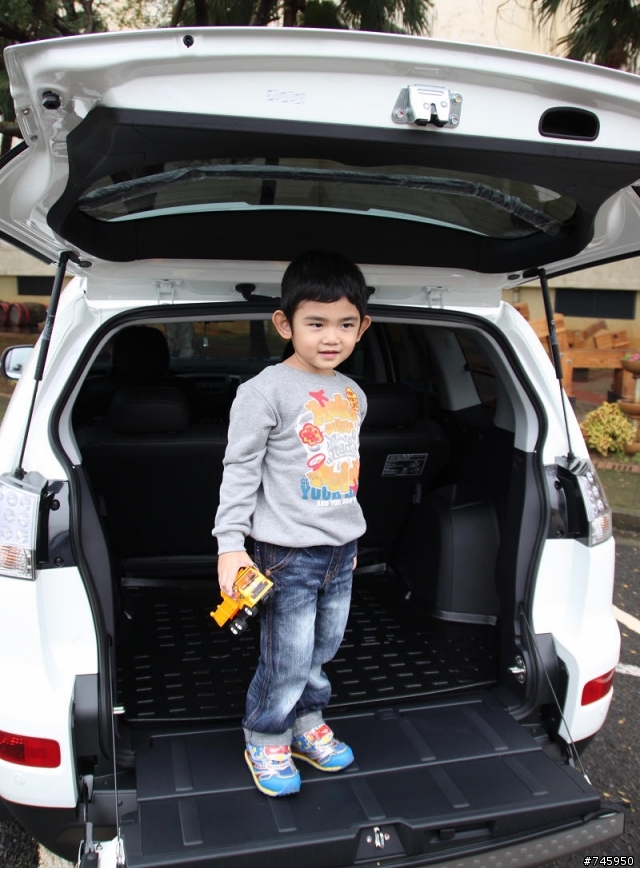 【開箱】白色All New Outlander 2010小改款 (尊貴型4WD)