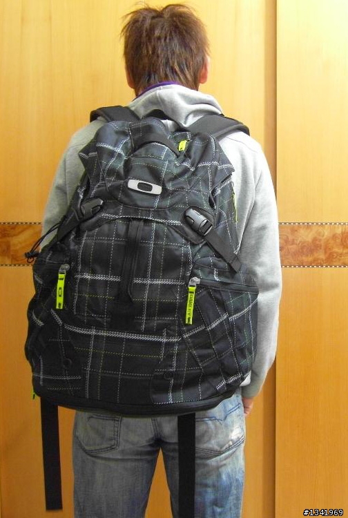 Oakley SURF BACKPACK 不專業之開箱文+實背照