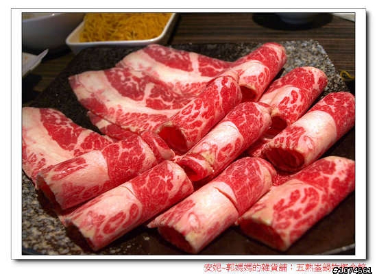 五熟釜鍋物概念鍋~麻辣火鍋.單點.(就是開幕當天,服務人員穿肚兜)