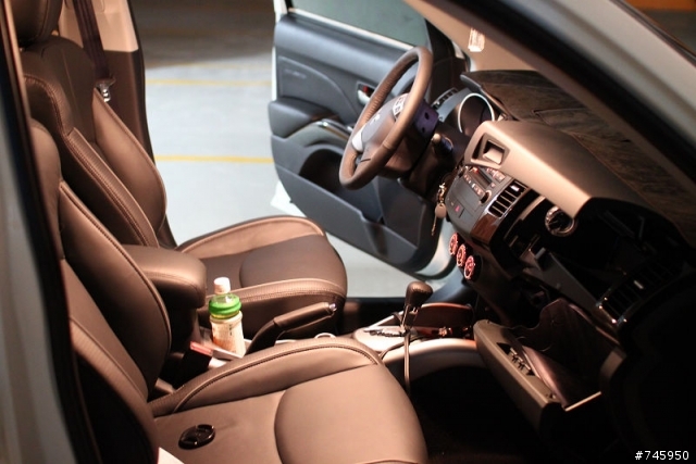 【開箱】白色All New Outlander 2010小改款 (尊貴型4WD)