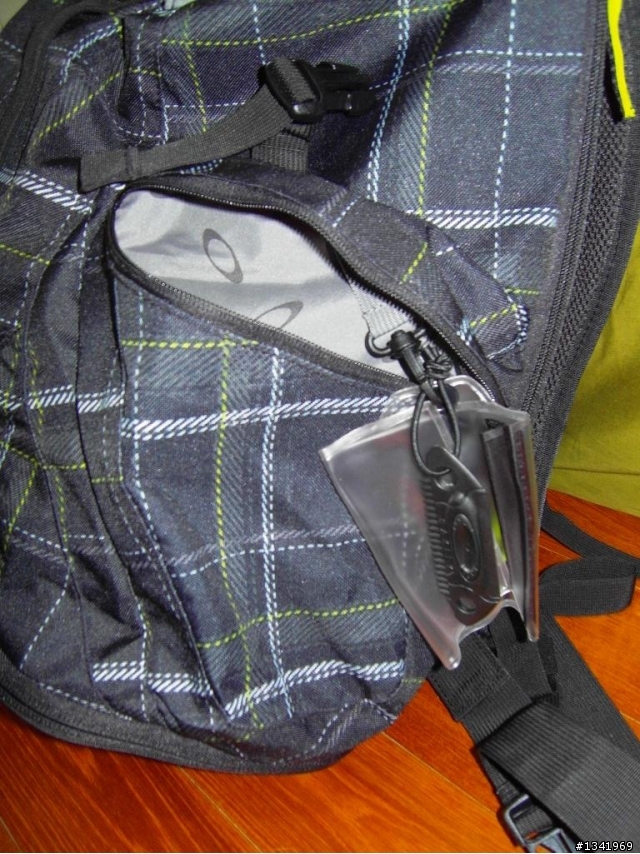 Oakley SURF BACKPACK 不專業之開箱文+實背照