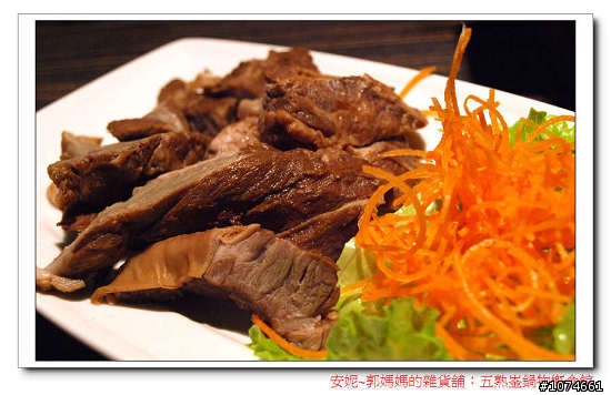 五熟釜鍋物概念鍋~麻辣火鍋.單點.(就是開幕當天,服務人員穿肚兜)