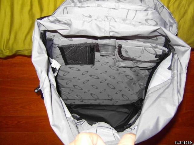Oakley SURF BACKPACK 不專業之開箱文+實背照